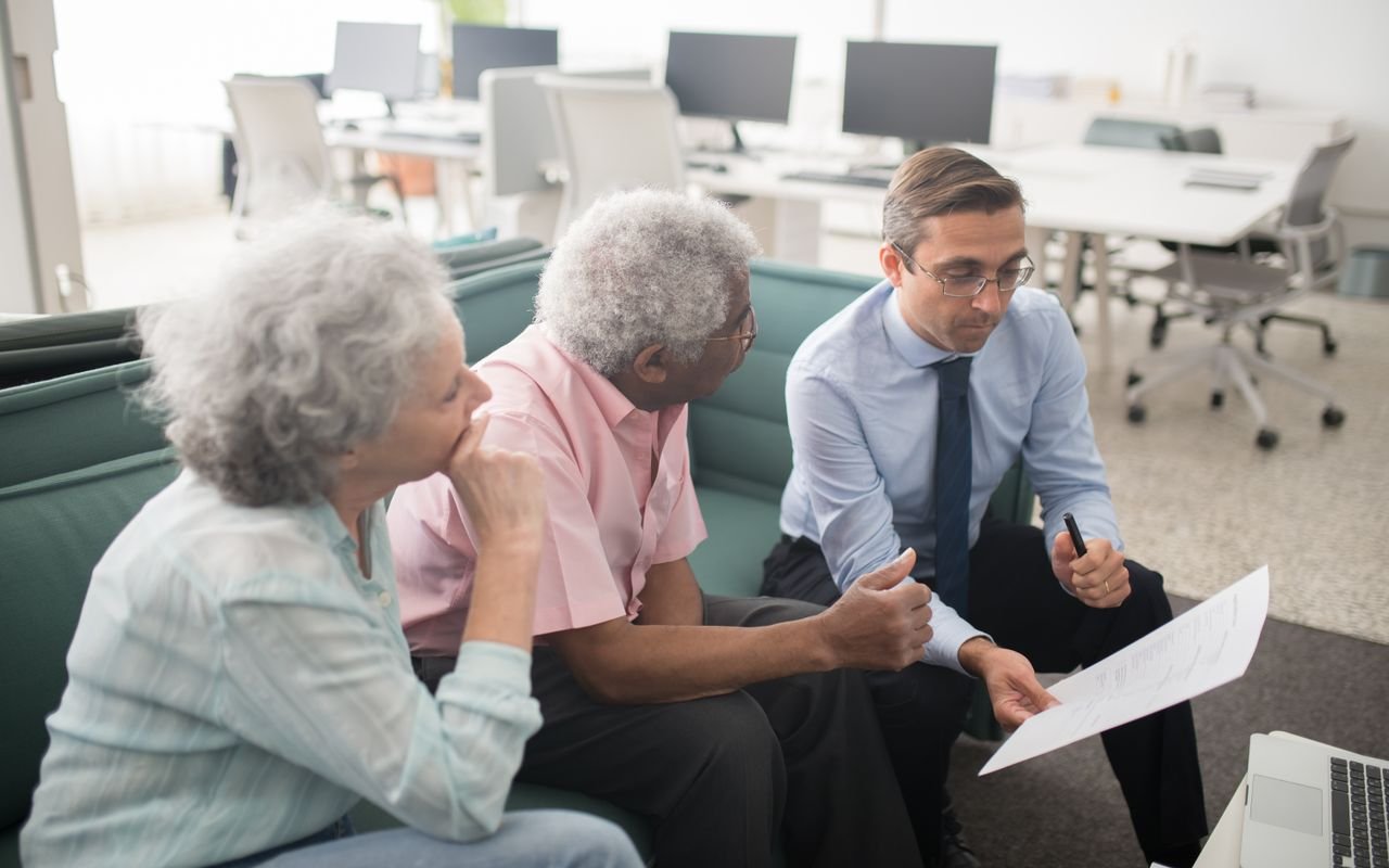 Boekhouder in adviesgesprek met een ondernemer met een eenmanszaak
